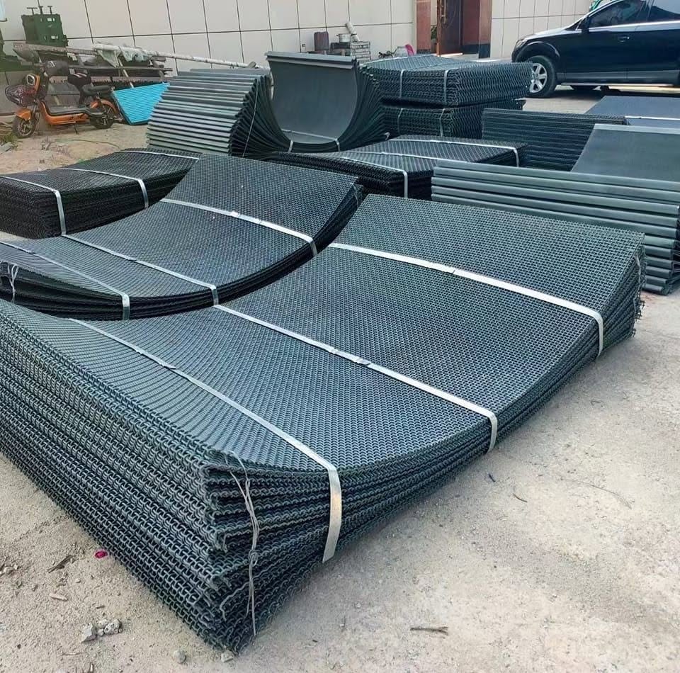 Woven wire mesh for vibrating screen