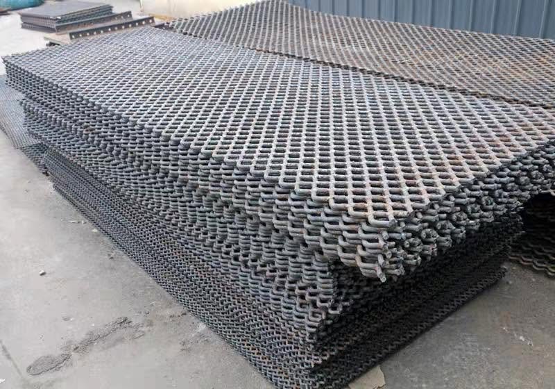 Welded wire mesh for mining screening
